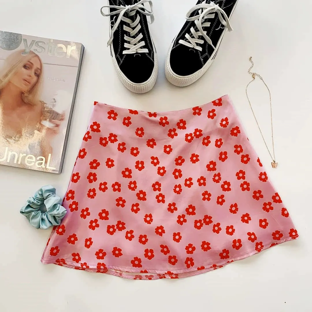 High Waist Mini Skirt with Casual Ditsy Floral Print in Satin Fabric