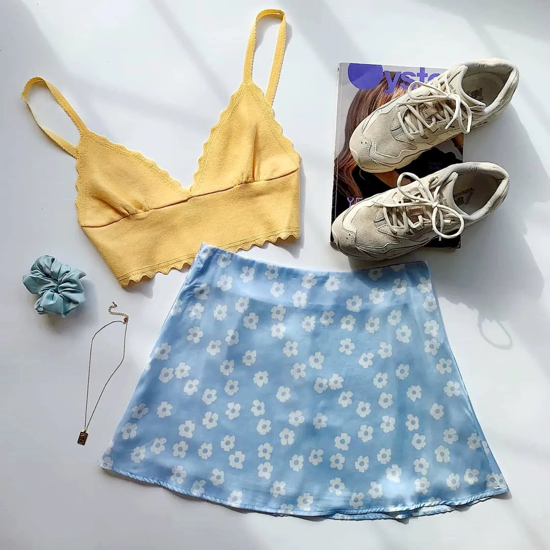High Waist Mini Skirt with Casual Ditsy Floral Print in Satin Fabric