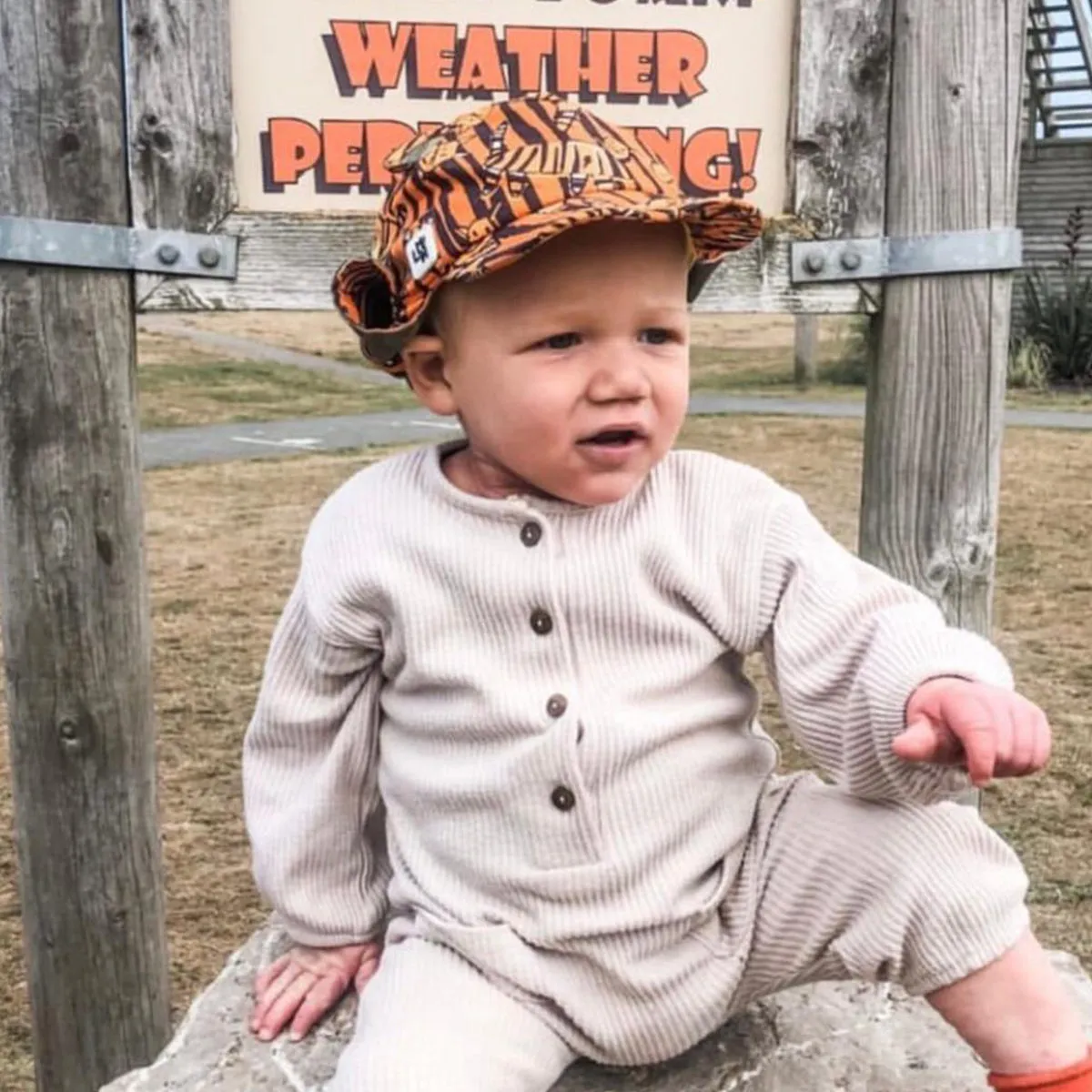 Kids Cub sun hat with neck flap: Tiger King
